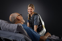 L'exosquelette Apogee+ de German Bionic aide les infirmières à soulever et déplacer les patients. (Source : German Bionic)