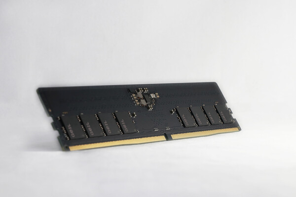 PCB noir avec PMIC intégré (Image Source : GeIL)