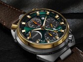Vue oblique de la Citizen Promaster Tsuno Chrono Racer mettant en valeur son boîtier « bullhead » caractéristique, sa lunette dorée et ses poussoirs de chronographe situés sur le dessus.