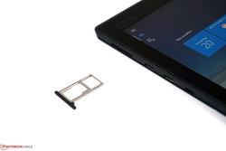 ThinkPad X1 Tablet G3 - Emplacement NanoSIM et micro SD.