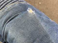 Plusieurs utilisateurs du Galaxy S24 Ultra ont vu leurs poches se déchirer à cause des bords de leur téléphone. (Source de l'image : Reddit)