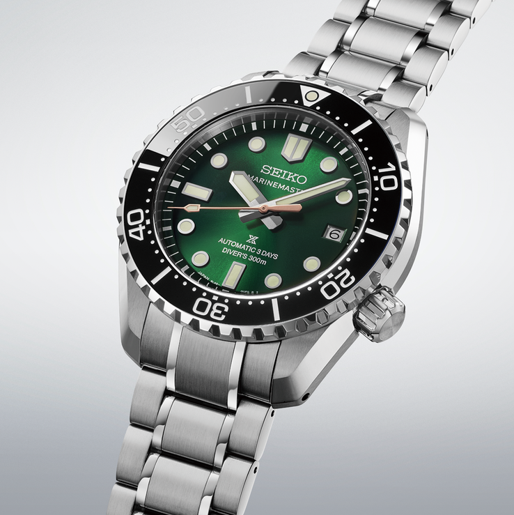 Vue détaillée de trois quarts de la montre montrant le cadran vert texturé, l’aiguille des secondes couleur or rose, les index LumiBrite surdimensionnés, la lunette en céramique noire et le bracelet en acier inoxydable.