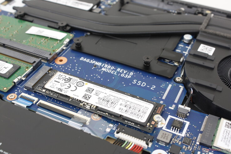 Il y a de l'espace pour un deuxième SSD M.2 2280, mais HP a supprimé cette capacité probablement pour maintenir les coûts bas et pour encourager les utilisateurs à acheter l'Omen 15 plus cher à la place