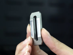 L'usinage du titane Makera Z1 donne des résultats impressionnants. (Source de l'image : Makera sur YouTube)