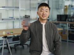 Carl Pei, PDG de Nothing, brandissant un Nothing Phone flou (3). (Source de l&#039;image : Google)