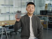 Carl Pei, PDG de Nothing, brandissant un Nothing Phone flou (3). (Source de l'image : Google)