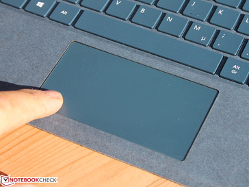 Le trackpad a une finition lisse.