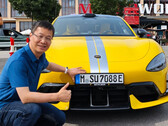 Le président de Xiaomi pose avec un SU7 Ultra enregistré en Allemagne (Source de l'image : William Lu sur Weibo)
