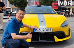 Le président de Xiaomi pose avec un SU7 Ultra enregistré en Allemagne (Source de l'image : William Lu sur Weibo)