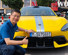 Le président de Xiaomi pose avec un SU7 Ultra enregistré en Allemagne (Source de l'image : William Lu sur Weibo)