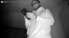 Le mode nuit fonctionne sans lumière, malheureusement seulement en noir et blanc.