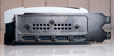 Ports : 3x DisplayPort 2.1b-out, 1x HDMI 2.1b-out