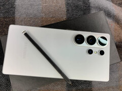 Une maquette de la Galaxy S26 Ultra dans la couleur Silver Shadow annoncée par la rumeur. (Image source via Saudi Android)