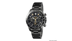 Chronographe Seiko noir en collaboration avec la locomotive à vapeur D51, avec touches dorées sur le cadran et bracelet en acier inoxydable.