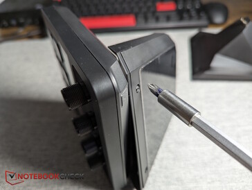 Retirez les deux vis