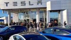 File d&#039;attente pour un cybertruck dans une salle d&#039;exposition Tesla à Langley, en Colombie-Britannique (image : CyberNatural_BC/X)