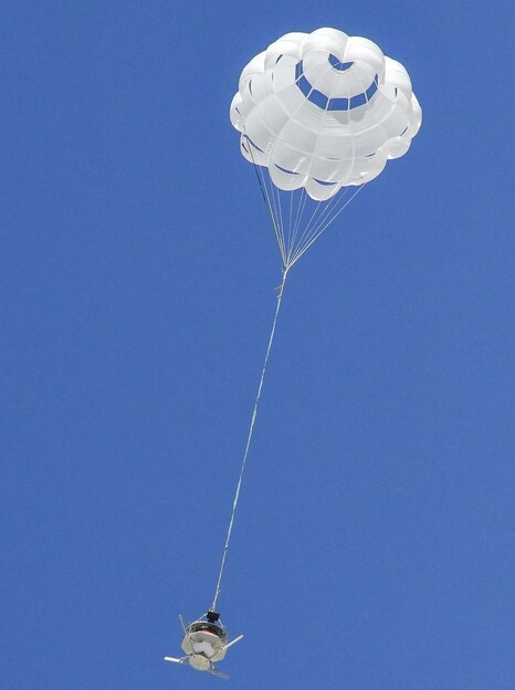 Le parachute déployé, équipé de capteurs pour mesurer la tension sur la voilure (Source de l'image : NASA et Christopher LC Clark ; recadré)