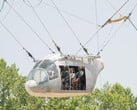 La maquette de la carrosserie de l'avion suspendue à 35 pieds dans les airs (Source de l'image : NASA et Mark Knopp ; recadré)