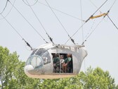 La maquette de la carrosserie de l'avion suspendue à 35 pieds dans les airs (Source de l'image : NASA et Mark Knopp ; recadré)