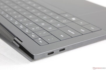 La rigidité des charnières est ferme et uniforme, mais l'angle est limité à un maximum de ~140 degrés