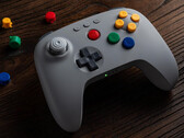Les couleurs des boutons de la manette Bluetooth 8BitDo 64 grise correspondent à celles de la manette Nintendo 64 originale