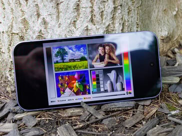 Le Google Pixel 9a en extérieur