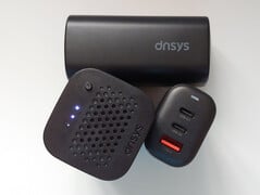 Batteries et chargeur. (Source de l'image : Notebookcheck)