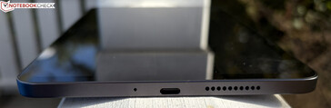 à droite : microphone, USB-C 2.0, haut-parleur