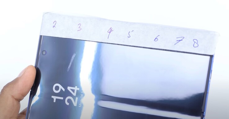 L'écran pliable du Galaxy Z Fold7 n'est pas particulièrement résistant aux rayures. (Source de l'image : Gupta Information Systems)
