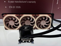 Le refroidisseur de CPU AIO de Noctua présenté au Computex 2025. (Source de l&#039;image : Computerbase)