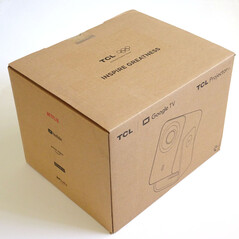 Le projecteur TCL C1 est présenté dans une boîte en carton sans prétention. (Source de l'image : Notebookcheck)