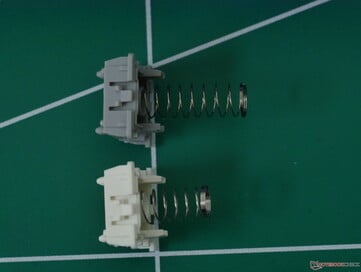 Wooting Lekker Tikken (en haut) vs Lekker L60 V2 (en bas) longueur du ressort.