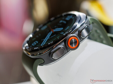 Profil latéral de la Samsung Galaxy Watch Ultra 2 (photo)