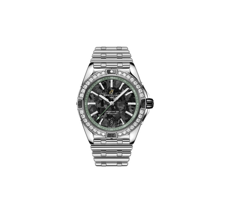 La Breitling Super Chronomat Automatic 38 arbore un boîtier de 38 mm en acier inoxydable, un cadran en fibre de carbone, une lunette sertie de diamants et des touches de vert inspirées de l’Aston Martin Valhalla.