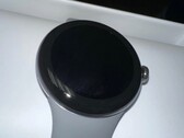 La Pixel Watch a une lunette beaucoup plus épaisse que ne le suggèrent les rendus marketing. (Image source : u/Suckmyn00dle)