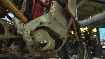 L'abondance des pièces en aluminium sur le banc d'essai de l'Himalayan est peut-être le signe d'un gain de poids et d'une volonté de prototypage rapide. (Source de l'image : Royal Enfield sur YouTube)