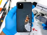 Le Pixel 5 a peut-être un trou pour le chargement sans fil, mais il est toujours plus stable structurellement que son prédécesseur. (Source de l'image : JerryRigEverything)