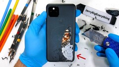 Le Pixel 5 a peut-être un trou pour le chargement sans fil, mais il est toujours plus stable structurellement que son prédécesseur. (Source de l'image : JerryRigEverything)