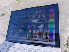 A l'extérieur, sous la lumière du soleil