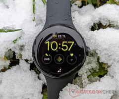 La Pixel Watch pourrait être plus résistante aux rayures que son successeur. (Source de l'image : Notebookcheck)