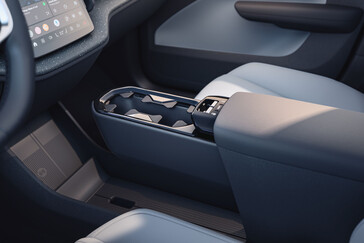 L'EX30 de Volvo est doté d'un intérieur bien équipé, notamment d'un socle de recharge de téléphone sans fil sur la console centrale. (Source : Volvo)