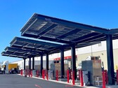 Le système de recharge de VE hors réseau de Trinity Structures comprend des panneaux solaires, des batteries de stockage et des stations de recharge. (Source : Trinity Structures)