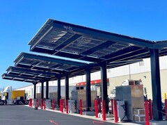 Le système de recharge de VE hors réseau de Trinity Structures comprend des panneaux solaires, des batteries de stockage et des stations de recharge. (Source : Trinity Structures)