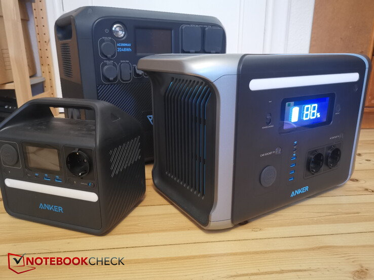 Comparaison des tailles : Anker 757 à droite, Anker 521 à gauche, Bluetti AC200 Max à l'arrière