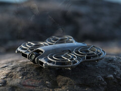 Le DJI Neo 2 devrait peser 135 g comme son prédécesseur. (Source de l'image : via Igor Bogdanov)