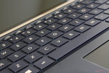 Le fond or des lettres des touches contraste bien avec le bleu, à la différence des coloris argent, blanc ou gris des séries HP EliteBook ou Dell XPS.