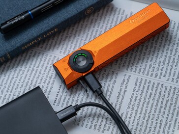 L'Olight ArkPro Ultra peut être rechargé via son port USB-C.
