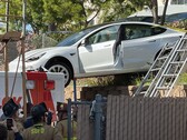 L'accélération de la Model 3 qui l'a fait atterrir sur une ambulance a été considérée comme un accident de pédale (image : SDFD)