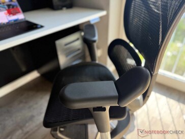 Les accoudoirs sont réglables de différentes manières.