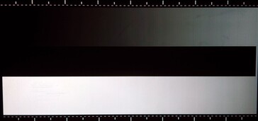 La transition du noir au blanc n'est pas parfaitement fluide dans cette cible de test, mais elle est imperceptible dans le cadre d'une utilisation normale. (Source de l'image : Notebookcheck)